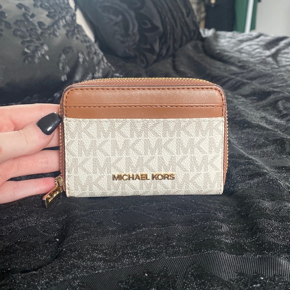Michael Kors Small Logo Wallet - Picture 1 of 3